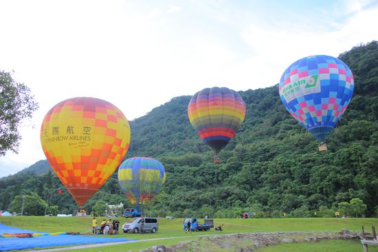 山々を背景に色とりどりの熱気球が舞い上がる。
