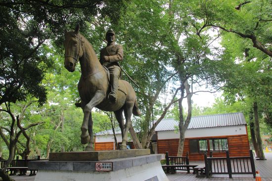 日本式建築のそばにある蒋介石像。日本統治時代に皇民化政策の重要拠点とされた大渓の公園は戦後、蒋介石の功績をたたえる「中正公園」に改められた。台湾の多様な歴史を物語っている。