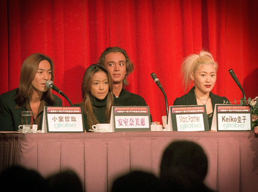 1997年5月26日、台北市内で記者会見に出席する安室
