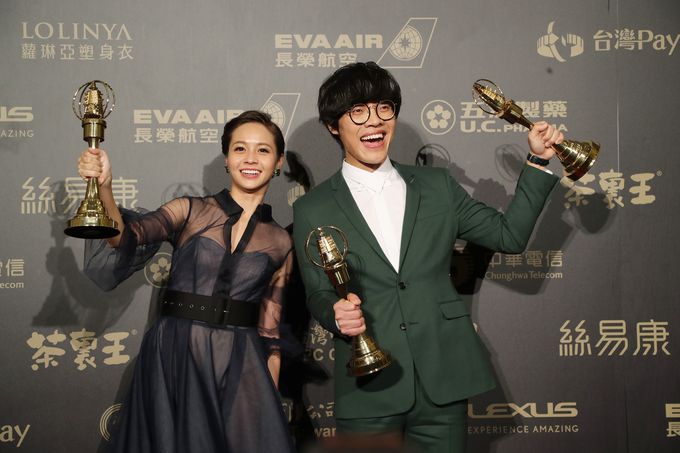 主演女優賞を初受賞したホアン・ペイジャー（黄姵嘉、左）と笑顔を見せるクラウド