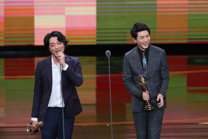 脚本賞を獲得し、ステージで笑顔を見せるロウ・イーアン監督（左）とモー・ズーイー