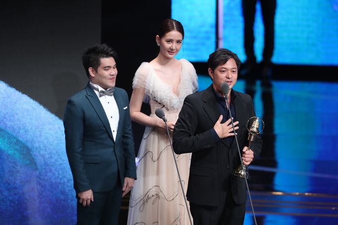 台湾のドラマ界への切なる思いを語るチェン・ヨウジエ監督（右）