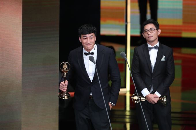 「翻牆的記憶」でジャン・ルイジー（姜瑞智）監督（右）と共に監督賞を受賞したピーター・ホー