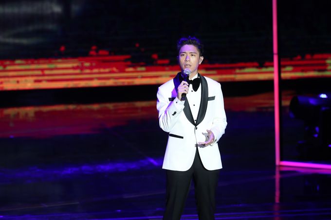 ドラマ部門作品賞のノミネート作品主題歌をメドレーで歌うウェイ・リーアン