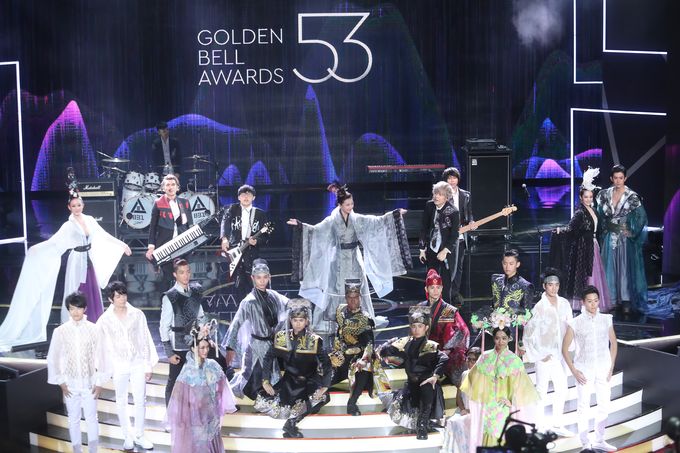 八三夭のパフォーマンス。有名デザイナー・呉亮儀さん率いるグループとコラボレーションし、ステージ上には各ドラマのキャラクターを模した人々が登場した。