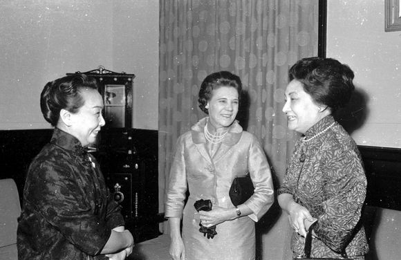 蒋方良(中央)。右の女性は、元中央銀行総裁、兪国華の妻で、彼女も華美旗袍店の常連の一人だったという。中央社資料写真