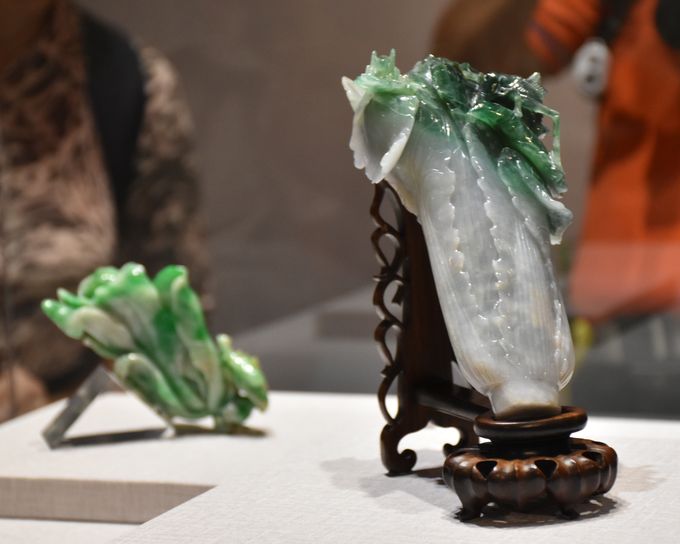 園内に展示されている国立故宮博物院の名宝「翠玉白菜」（右）