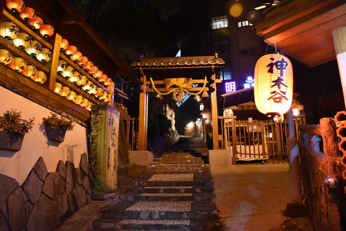 谷関の温泉街の一画。日本風情がただよう