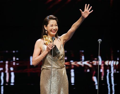 助演女優賞を受賞し笑顔を見せるディン・ニン