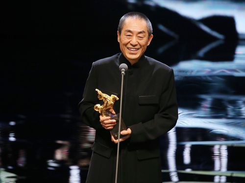 監督賞を初受賞し笑顔を見せるチャン・イーモウ監督