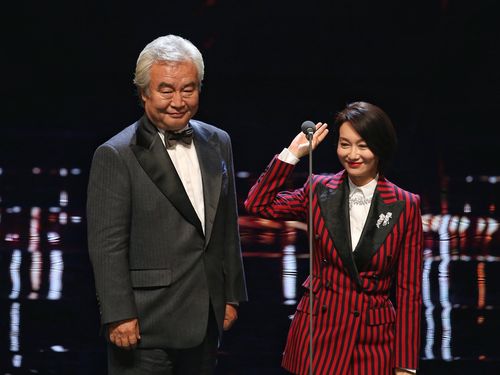 主演女優賞のプレゼンターとしてステージに立つトゥー・メン（左）