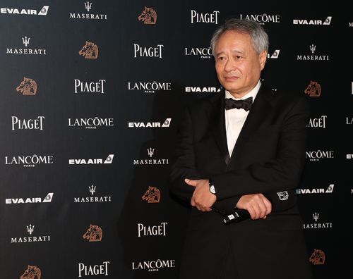 授賞式終了後、プレスルームで取材に応じるアン・リー監督