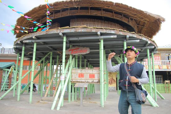 ガイドの洪さんと少年集会所「タクバン」。柱には「女性は立ち入り禁止」と書かれた張り紙が。