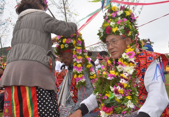 大狩祭では年長者に花輪が付けられる。花が多ければ多いほど、集落での人望が厚いことを表す。中央社資料写真