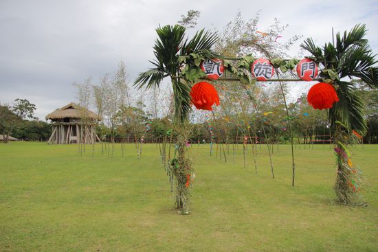 狩りを終えた男性たちが通る「凱旋門」。後方に建てられたタクバンは竹やわらなどで作られているが、数年前に台風が直撃した際にも倒壊しなかったという。