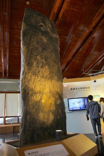 遺跡最大の石柱のレプリカ。高さは5メートル近くに及ぶ。