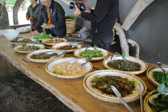 達麓岸部落屋のテーブルに並ぶ料理の数々。年長者から順に食べ始める。