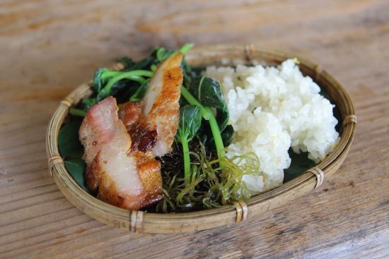 右が三宝飯。口の中でサツマイモの香りが広がる。素手で食べることを勧められるが、箸も用意されている。