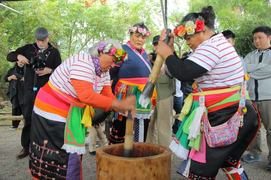 達麓岸部落屋ではアミ族の伝統的な儀式、餅つき体験もできる。