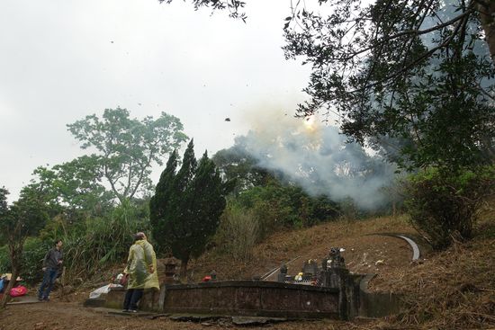 大きな音を立てて鳴り響く爆竹