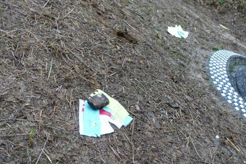 「掛紙」には小さい石を重しとして載せる。