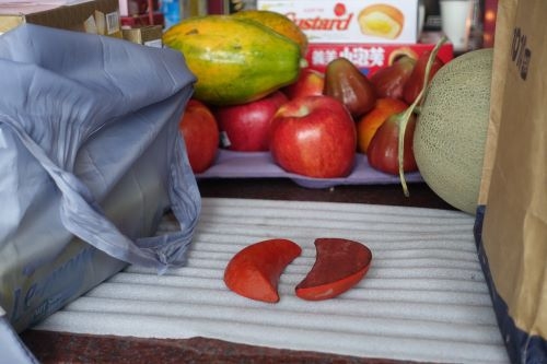 三日月型の占い道具「ポエ」