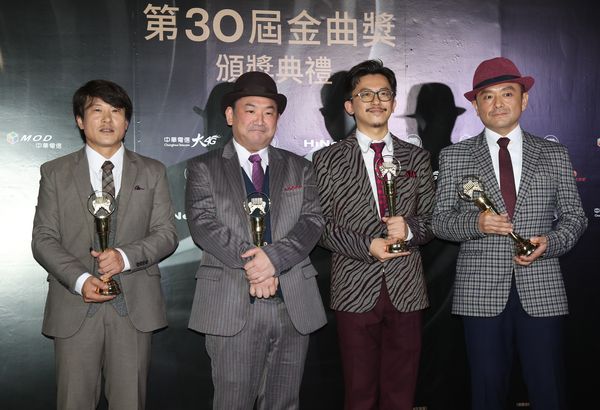 受賞後にプレスルームで写真撮影に応じる東京中央線の福島紀明(左1)、早川徹(左2)、大竹研(右1)とインストアルバム賞受賞作「Lines & Stains」に参加した台湾サックス奏者シェ・ミンイェン(右2)。今回の金曲奨では、アートディレクターの関山雄太が監督を務めた台湾4人組バンド、デカ・ジョインズ(Deca Joins)の「Go Slow」がミュージックビデオ賞に、音楽プロデューサーの荒井十一がスー・ユンイン(蘇運瑩)の「幻」で歌唱部門アルバムプロデューサー賞に名を連ねていたが、受賞は逃した