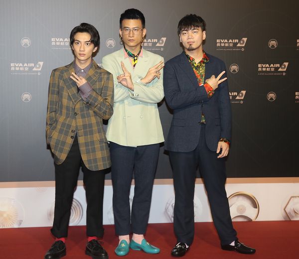 レッドカーペットで写真撮影に応じるエッグプラントエッグの3人
