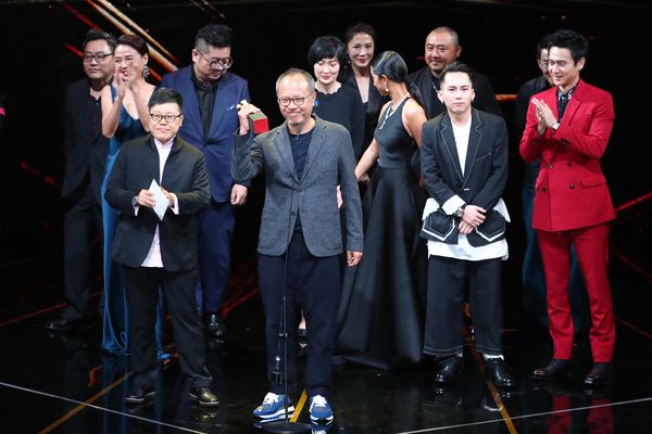 作品賞を受賞した「ひとつの太陽」チーム。チョン・モンホン監督（前中央）やエグゼクティブ・プロデューサーのイエ・ルーフェン（左手前）があいさつした