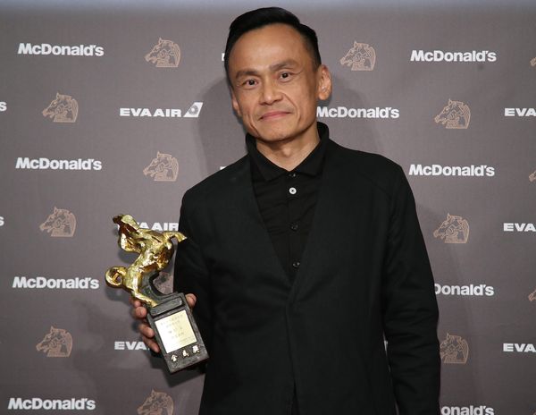 プレスルームでトロフィーを手に笑顔を見せるチェン・イーウェン