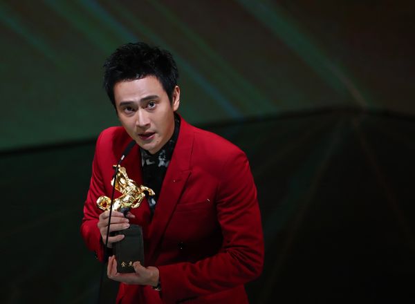 助演男優賞の受賞スピーチを行うリウ・グアンティン