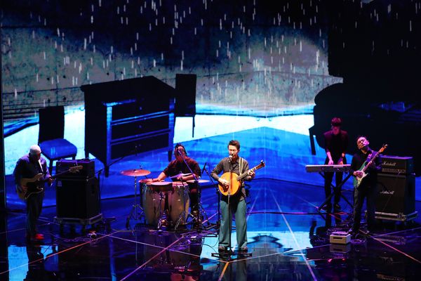 式典のパフォーマンスでは、「ひとつの太陽」の主題歌「遠行」が作曲・歌のリン・シェンシャン(林生祥、中央)によって披露された。シェンシャン率いる生祥楽団のメンバーで、同映画の音楽に参加している大竹研(右手前)、早川徹(左)がバックで演奏した