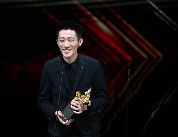 新人監督賞を受賞し、満面の笑みを浮かべる「返校」のジョン・スー監督