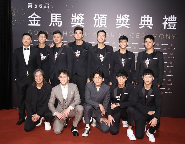 レッドカーペットに登場した「下半場」チーム。助演男優賞にノミネートされたドゥアン・チュンハオ(段鈞豪)、新人賞候補のフェンディ・ファン(前列左2)と共に、弟役のベルナート・チュウ(朱軒洋)もレッドカーペットを歩いた。ベルナートは脇のプレスエリアでは、記者から冗談で「ノミネートされていないのになんで来たの」とからかわれ、苦笑いを見せていた