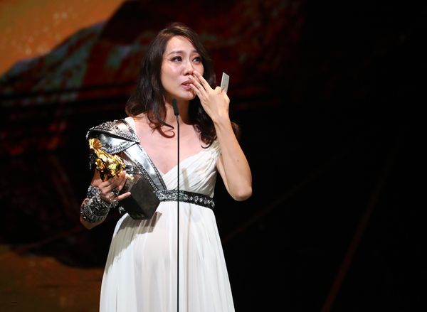 受賞スピーチで涙を浮かべるウィニー・チャン
