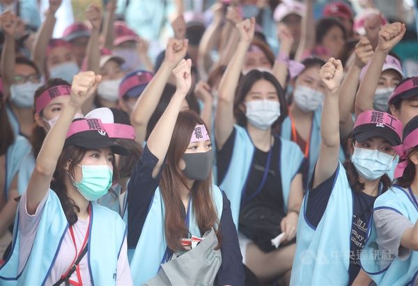 ストライキの集会に参加するエバー航空の客室乗務員(中央社資料写真)