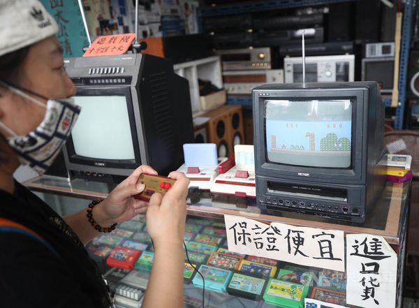 商場2階の店舗に設置されたテレビゲームは実際に操作できる
