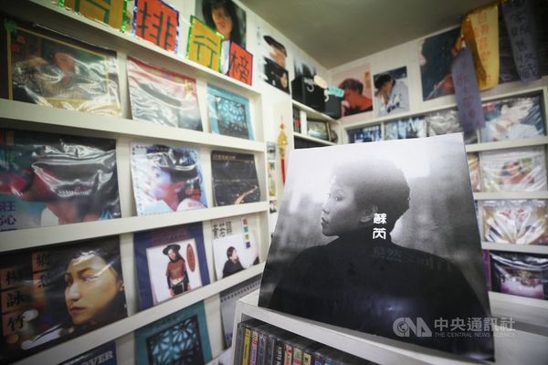 商場2階のレコード店