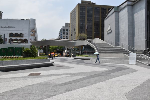 生まれ変わった中山帯状公園（写真は帯状公園の南端、MRT中山駅4番出口そばの広場「心中山ステージ」の風景）