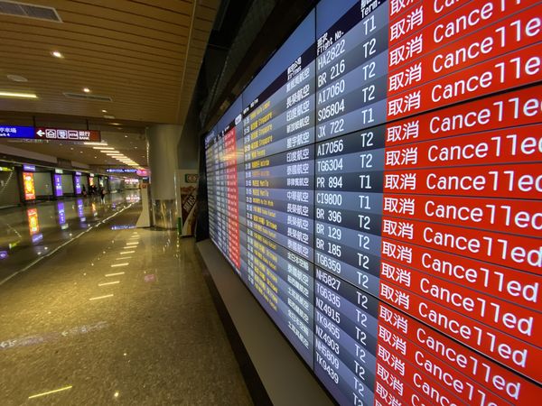 旅客機のキャンセルが相次ぎ、がらんとした桃園国際空港（6月27日、邱俊欽撮影）