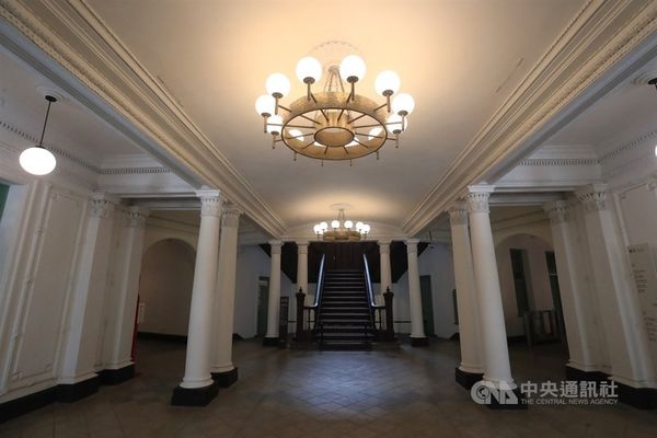 鉄道部庁舎のロビー。鉄道部庁舎は1918年に第1期工事が完了した（呉家昇撮影）