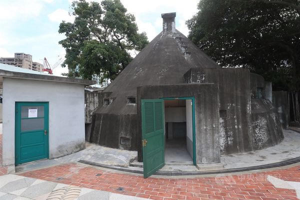「戦時作戦指揮センター」の外観。日本統治時代の建設時は円形の外観の防空壕だったが、戦後の国共内戦を背景に円錐形に改造された（呉家昇撮影）