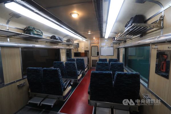 館内に運び込まれた急行列車「莒光号」の車両。座席に座って乗車気分を味わえる（呉家昇撮影）