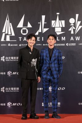 授賞式前のフォトコールに登場した「下半場」のフェンディー・ファン（左）とベルナート・チュウ（台北映画祭提供）