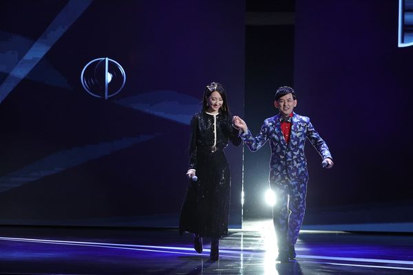 ミッキー・ホアンに手を取られながらステージに現れるアリス・クー（台北映画祭提供）