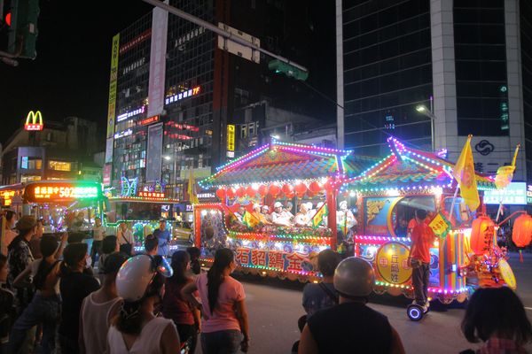 規模縮小のため交通規制が敷かれず、パレードの列には時折、一般車両が混ざる。