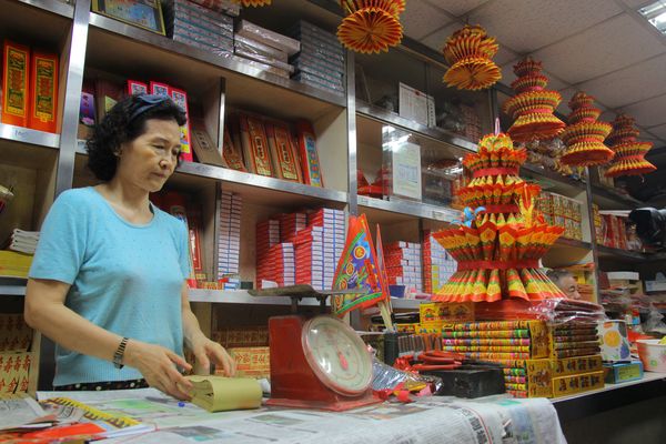 金紙の老舗「新裕益行」の店内。棚にはさまざまな種類の金紙が並ぶ。