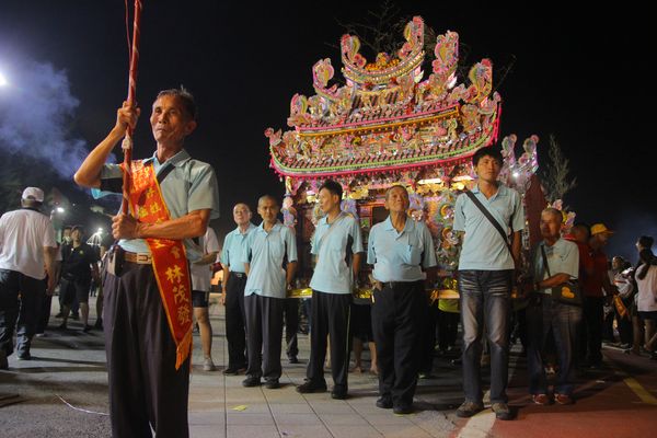 水灯を担ぐ一族の代表者。