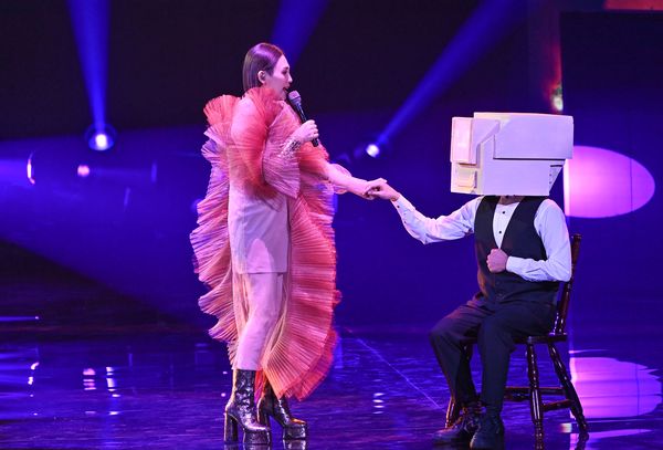 中国語女性歌手賞の発表を前に、候補者の楽曲をメドレーで披露するワー・ウェイ
