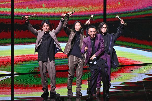 ステージ上で受賞を喜ぶファイヤー・イーエックスのメンバー(GMA提供)
